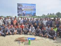 TNI AL Lanal Lhokseumawe Sambut HUT TNI AL Ke-77 Lakukan Gerakan Nasional Laut Bersih Di Pantai Kuala Simpang Ulim