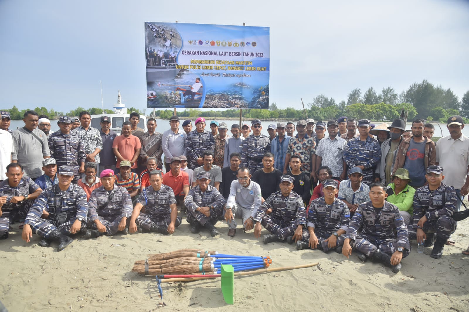 TNI AL Lanal Lhokseumawe Sambut HUT TNI AL Ke-77 Lakukan Gerakan Nasional Laut Bersih Di Pantai Kuala Simpang Ulim