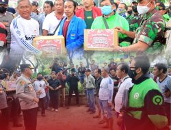 Polres Metro Bekasi Kota gandeng BEM di Bekasi bagikan Paket Sembako untuk Pengemudi Angkot, Ojol dampak Kenaikan BBM