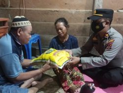 Team Jumat Berkah Tabir Selatan memberikan bantuan Paket sembako di wilayah hukummya