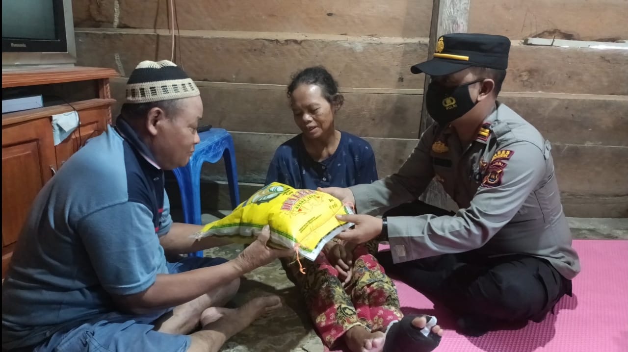 Team Jumat Berkah Tabir Selatan memberikan bantuan Paket sembako di wilayah hukummya