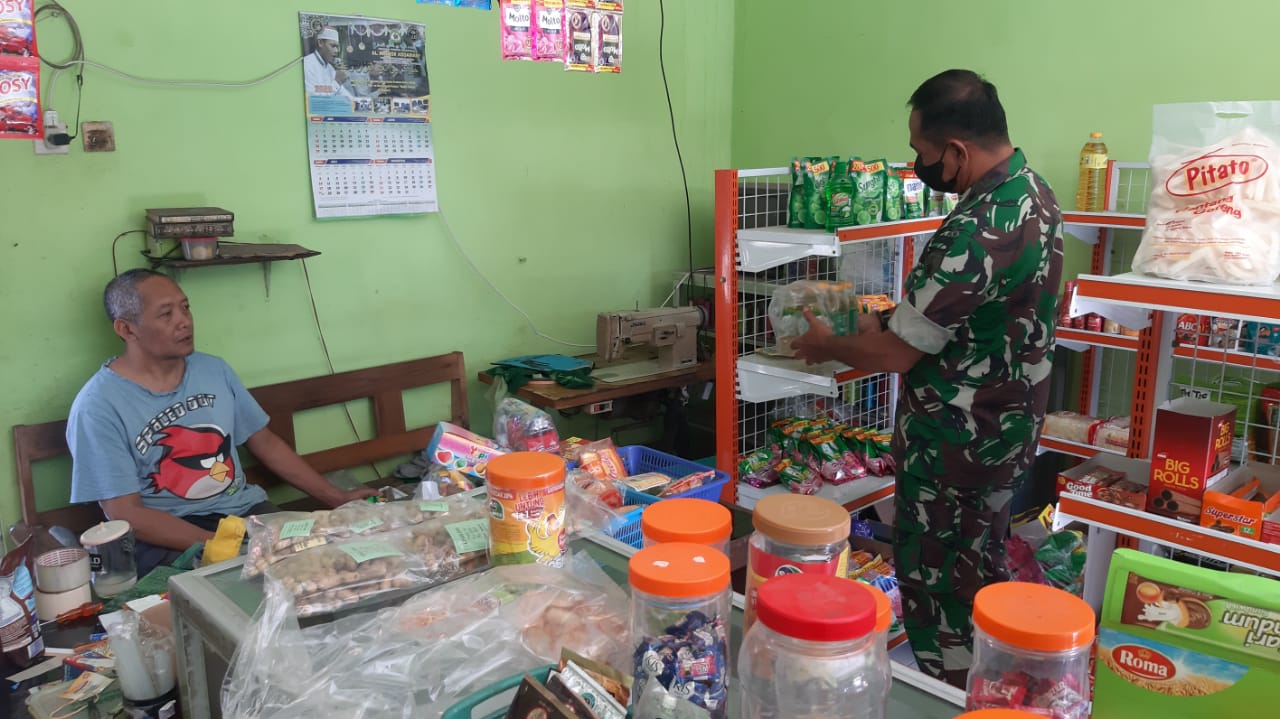 Babinsa Pos Selopuro Terjun Langsung Ke Lapangan, Cek Ketersediaan Stok Dan Harga Minyak Goreng