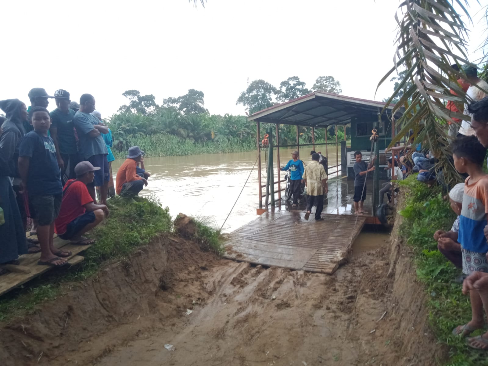 Truck Meluncur dan Terjun Dari Ponton Penyebrangan Ke Sungai di Sungai Tabir