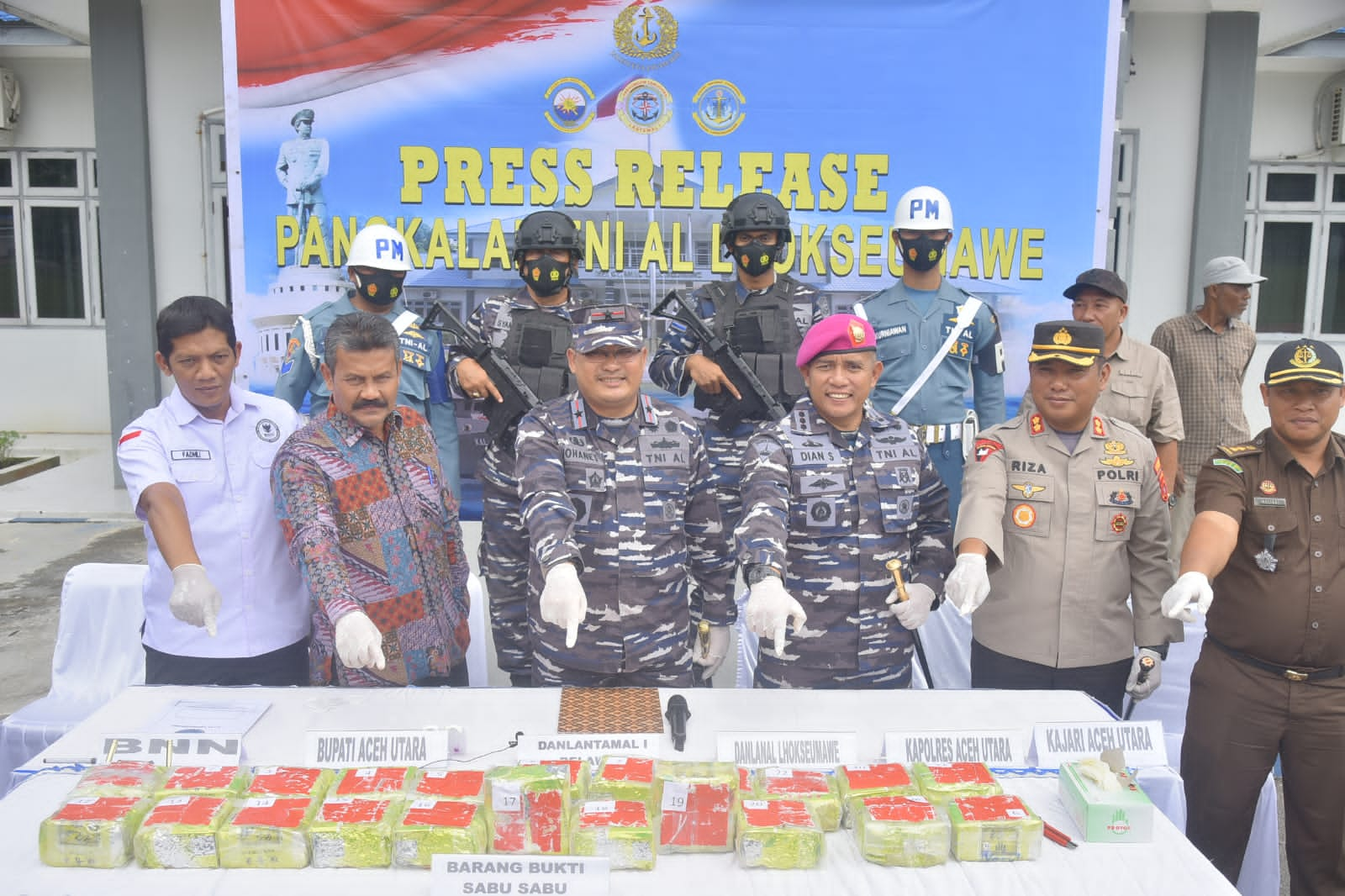 Penemuan 22 Bungkus Narkoba Jenis Sabu-Sabu Oleh Lanal Lhokseumawe Di Pantai Seunuddon Aceh Utara