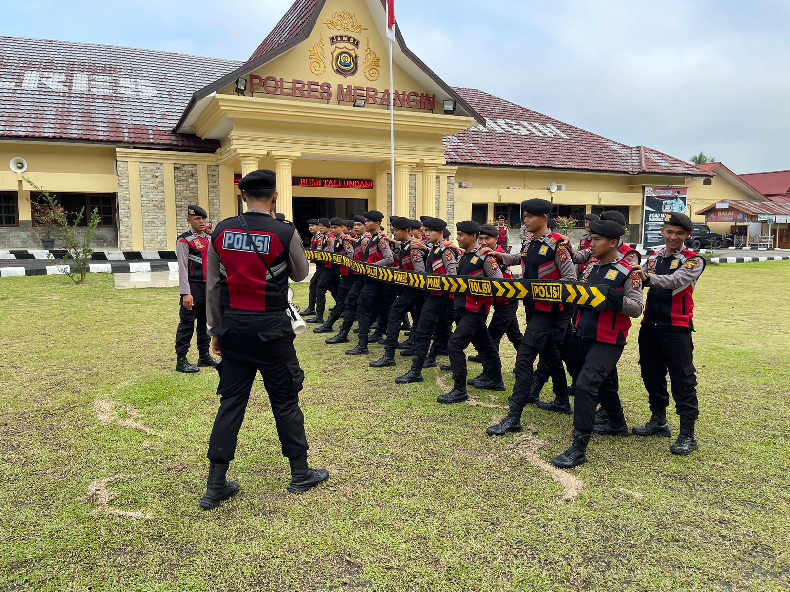 Samapta Polres Merangin Laksanakan Latihan Dalmas Guna Pengetatanan Kedisiplinan dan Ketangguhan Personil Polri