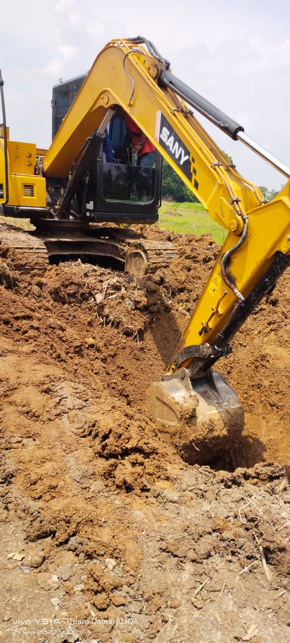 Di DEMO WARGA, PT SRM NEKAD Melakukan Galian Untuk Saluran Pembuangan Air Di Area Tanah Milik Dinas PUPR Tanpa Ijin