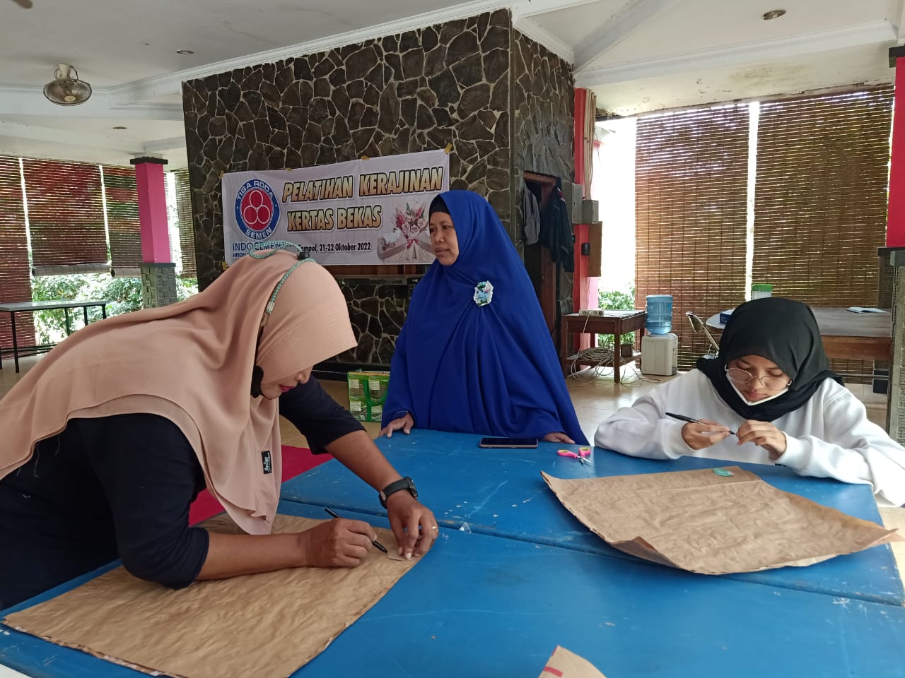 Csr Indocement Cirebon Latih Bank Sampah Desa Binaan tentang Kerajinan Dari Kertas Bekas