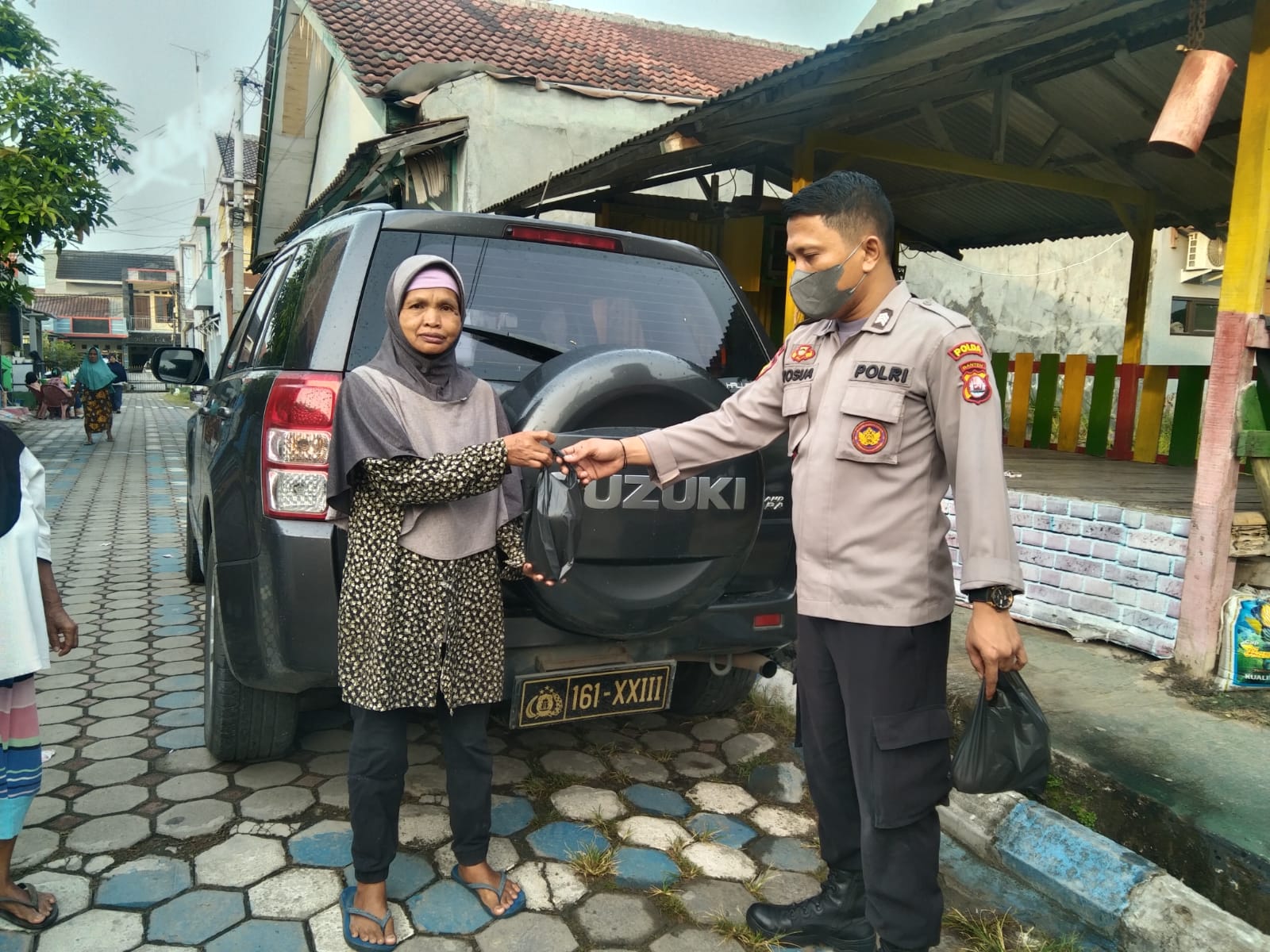 Ditpolairud Polda Banten Bagikan Paket Sembako Kepada Anak Yatim dan Kaum Dhuafa