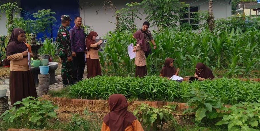 Babinpotmar Lanal Sabang Kenalkan Kebun Basyarah Ketahanan Pangan Kepada Siswa SDN 1 Sabang