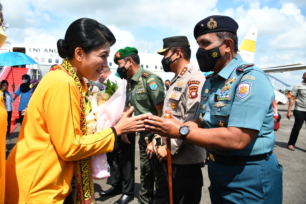 Danlantamal XII Beserta Ketua Korcab XII DJA I Sambut Ketua Dharma Pertiwi di Lanud Supadio