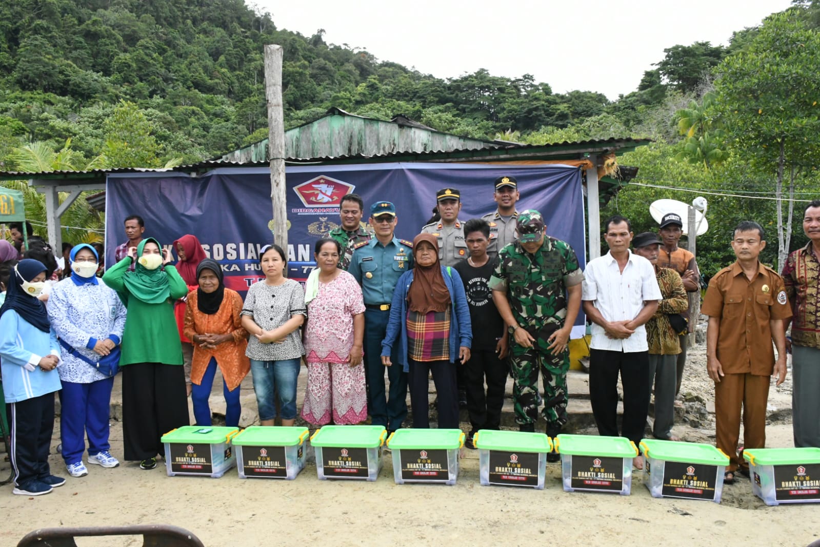 Bhaksos HUT Ke-77 TNI di Pulau Mursala Sebagai Wujud Sinergitas TNI Dengan Masyarakat