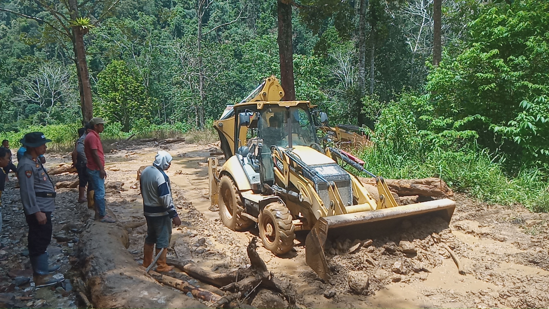 Macet 5 Km,Lonsor Terurai,Jajaran Polres Merangin Laksanakan Evakuasi di Birun