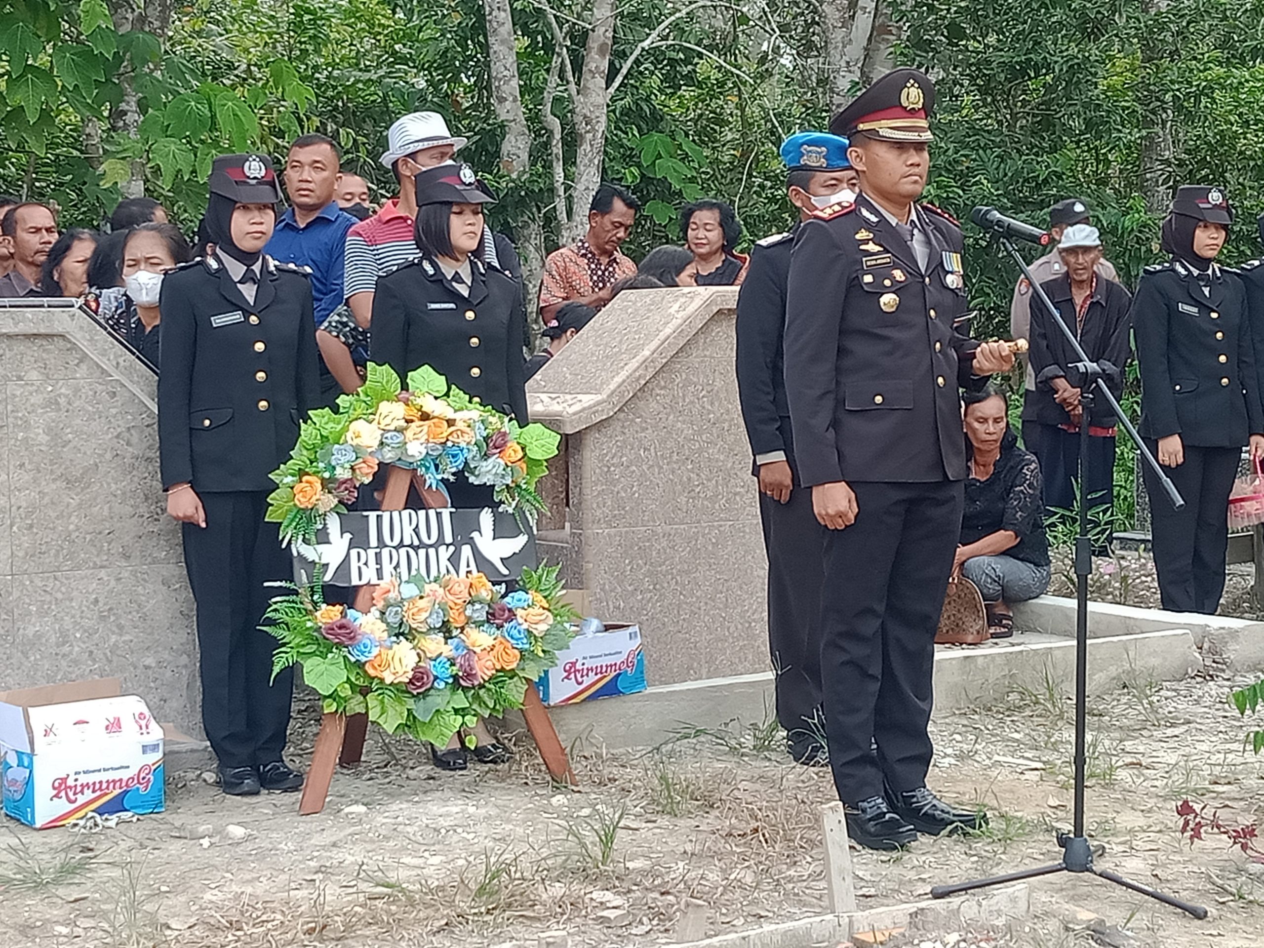 Prosesi Pemakaman Almarhum Iptu. Hopen Sinaga,Kasi Humas Polres Merangini Secara Dinas.