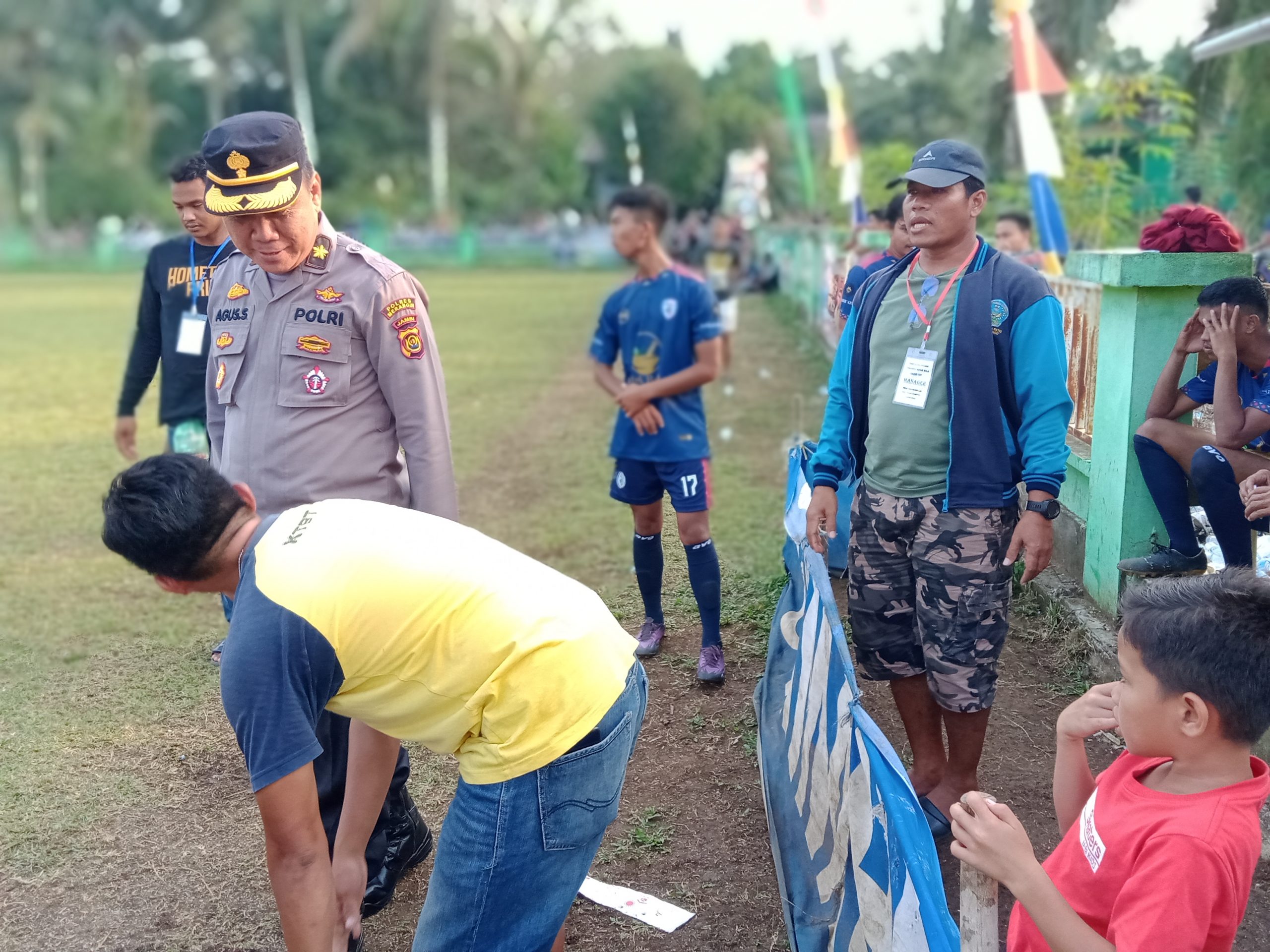 Kompol. Agus Saleh Langsung Pantau Laga Seru Turnamen Sepak Bola di Sekancing Ilir.