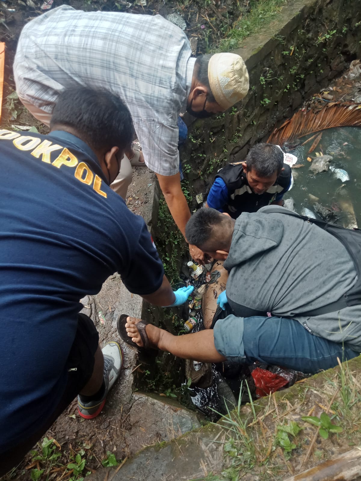 Polsek Serang Polresta Serang Kota Evakuasi Penemuan Mayat di Saluran Air