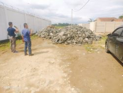 MASYARAKAT LINGKUNGAN LIPASO KELUHKAN PENUTUPAN AKSES JALAN DENGAN BATU, OLEH PERUSAHAAN SULTAN BUSSINES PARK