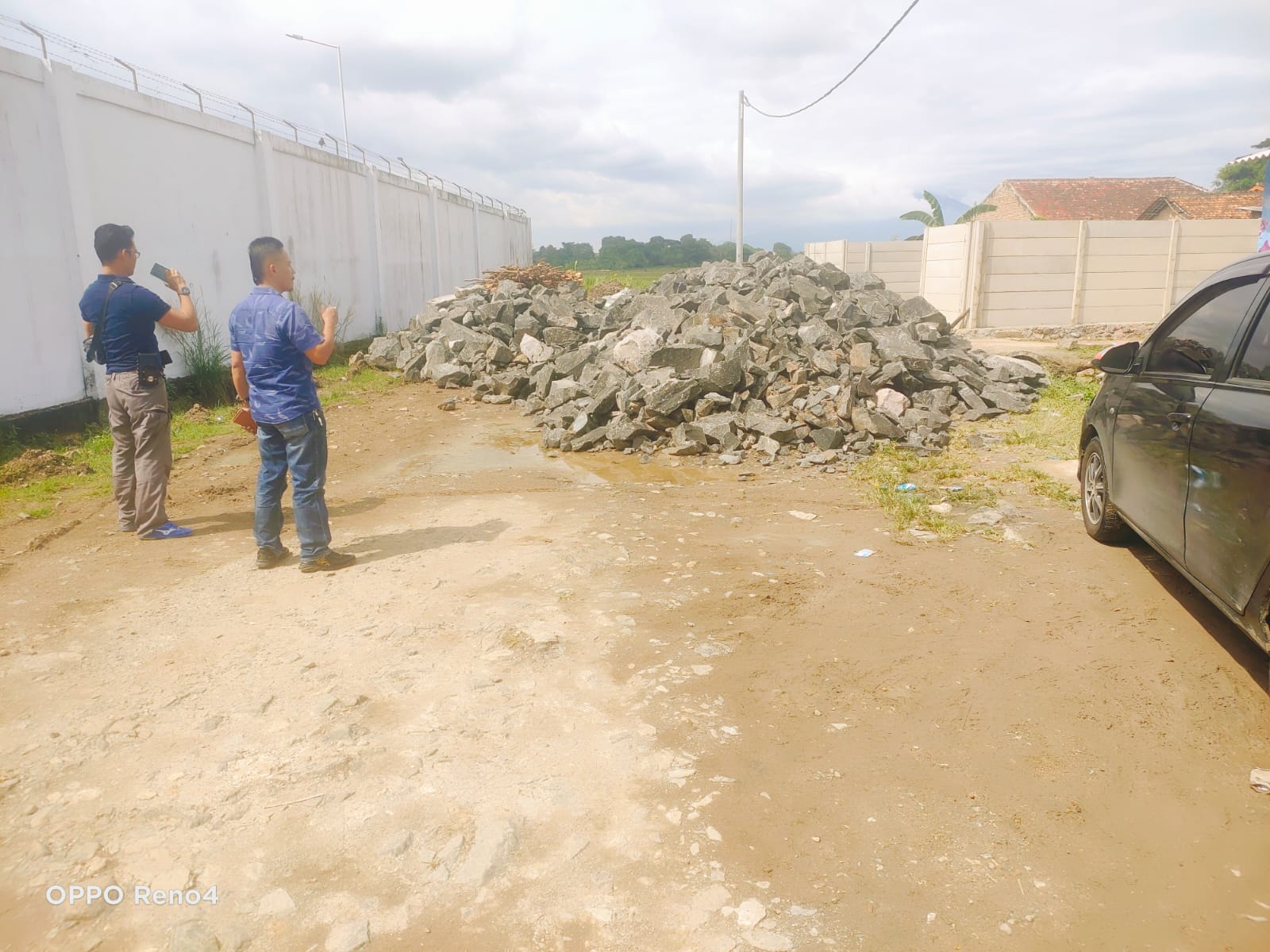 MASYARAKAT LINGKUNGAN LIPASO KELUHKAN PENUTUPAN AKSES JALAN DENGAN BATU, OLEH PERUSAHAAN SULTAN BUSSINES PARK