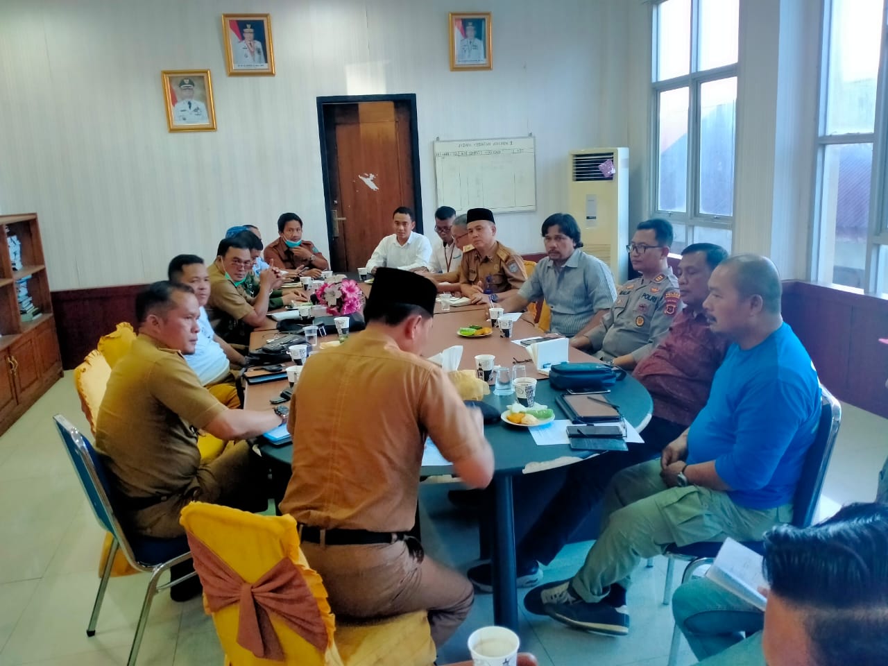 Sat Intelkam Hadiri Giat Rapat TPID Gerakan Perdana Pembelian Beras lokal / Bulog depan Kantor Bupati Merangin