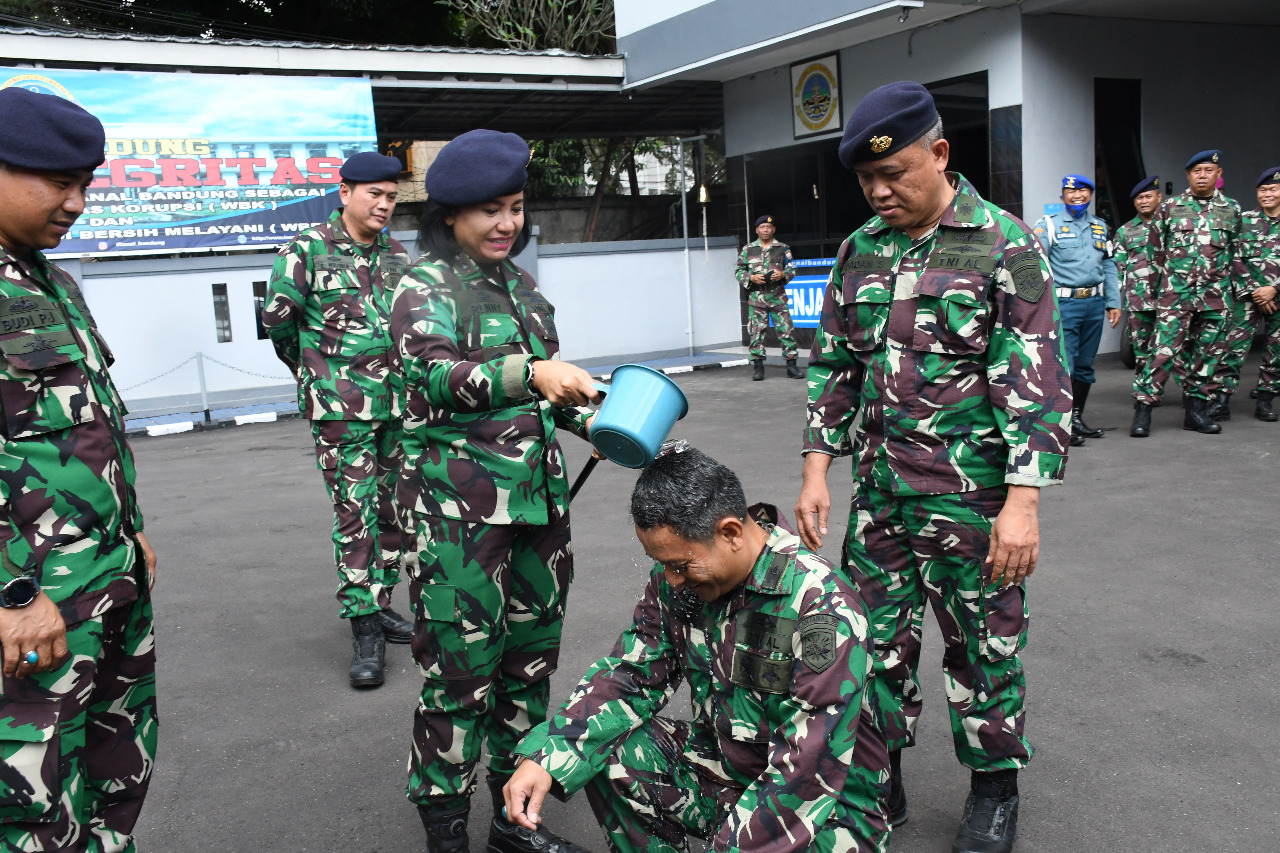 Danlanal Bandung Pimpin Acara Pelaporan Kenaikan Pangkat Bintara dan Tamtama serta PNS Lanal Bandung Periode 1 Oktober 2022