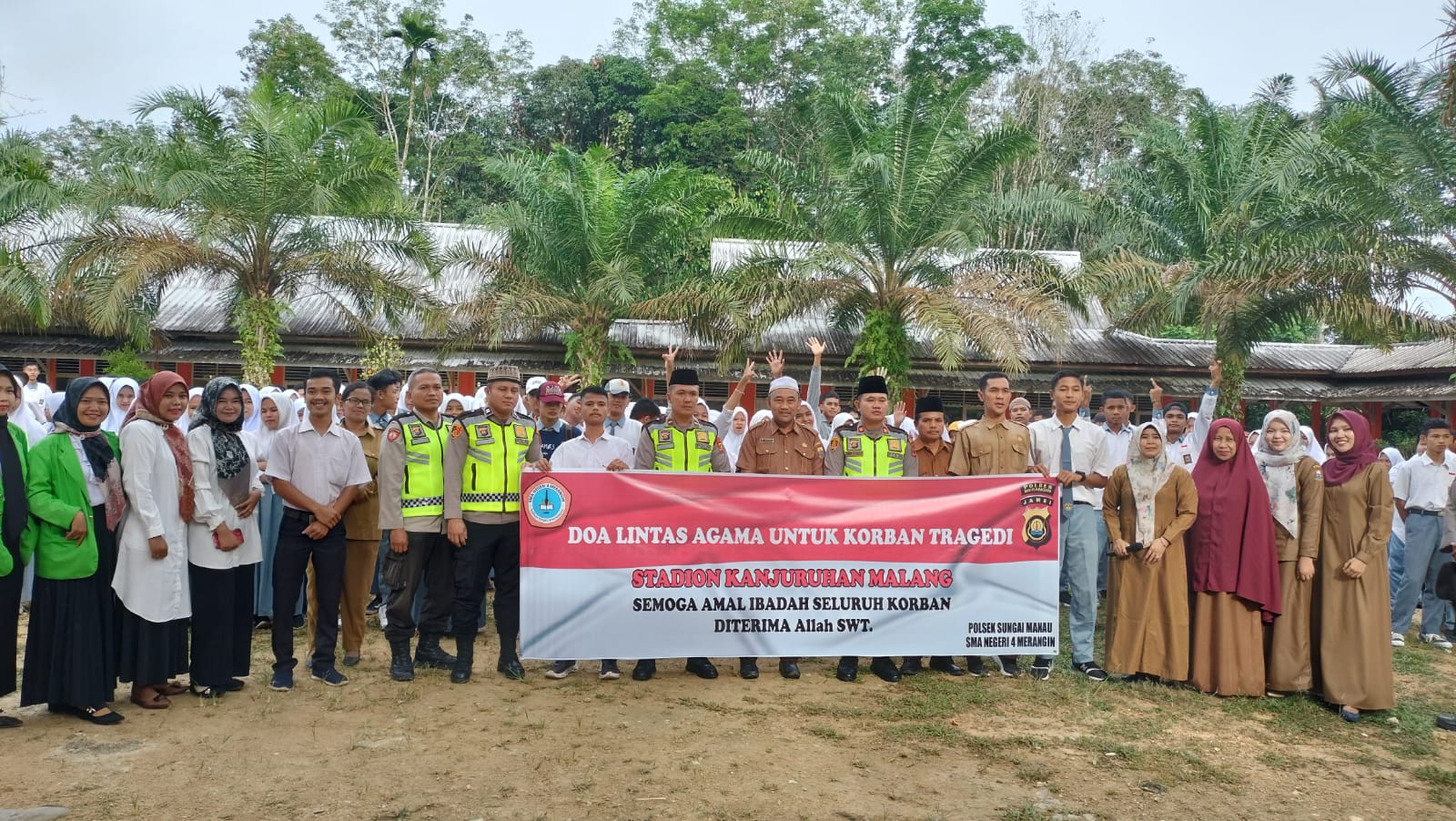 Polsek Sungai Manau Gelar Do’a bersama Siswa/siswi SMAN-4 Merangin,Prihatin dan turut berduka Atas Tragedi Sepak Bola Indonesia.