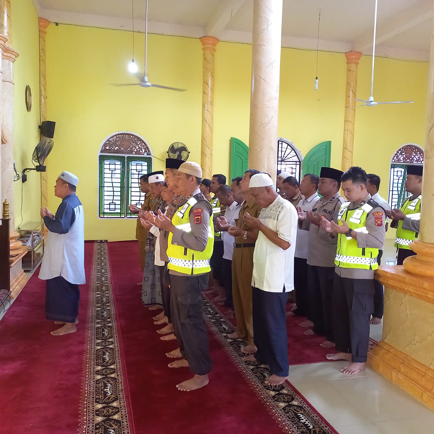 Polsek Batin VIII bersama Unsur Tripika Gelar Shalat Ghaib Untuk Para Korban Tragedi di Stadion Kanjuruhan Malang