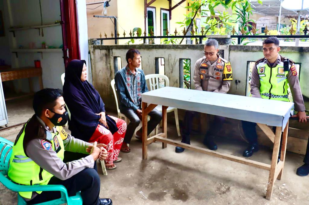 Kapolres Sarolangun AKBP Anggun Cahyono, Sik Berikan Tali Asih Kepada Keluarga Alm. Bripda Aan Irawansyah