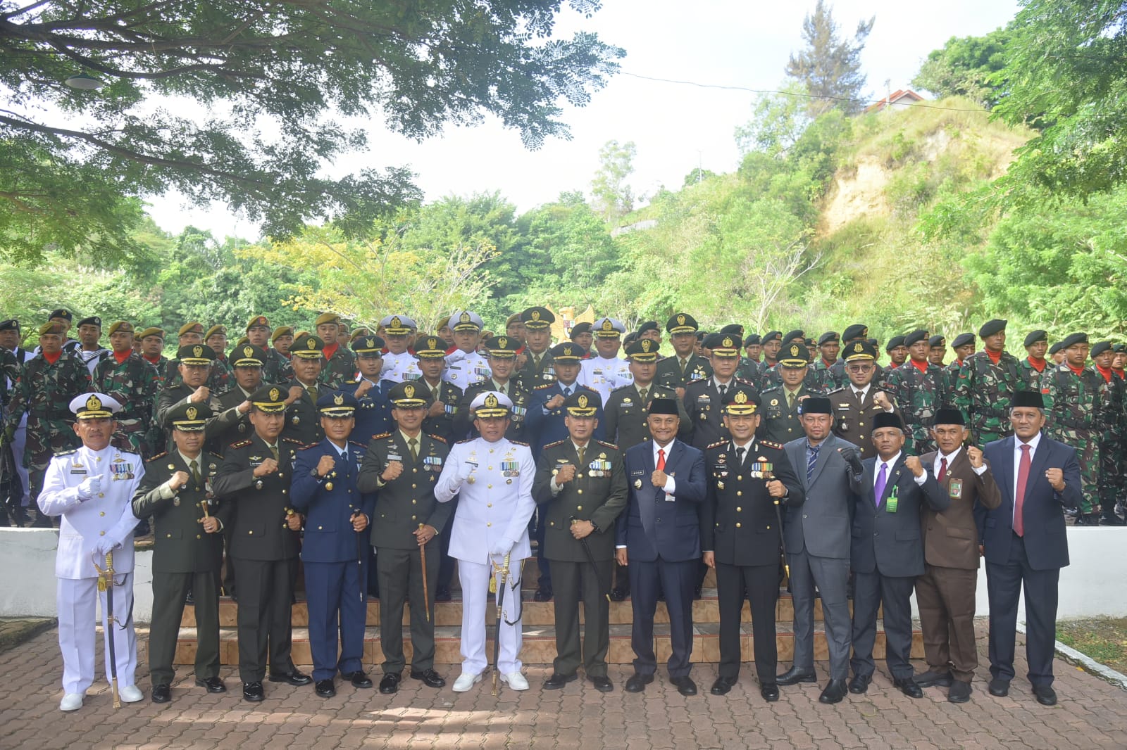 Komandan Lanal Lhokseumawe Hadiri Upacara Ziarah Nasional dan Tabur Bunga di Taman Makam Pahlawan