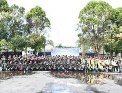 Sambut HUT Ke-77 TNI Prajurit TNI Di Pontianak Laksanakan Karya Bhakti Bersih-Bersih Sungai Kapuas