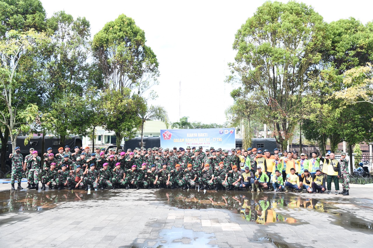 Sambut HUT Ke-77 TNI Prajurit TNI Di Pontianak Laksanakan Karya Bhakti Bersih-Bersih Sungai Kapuas