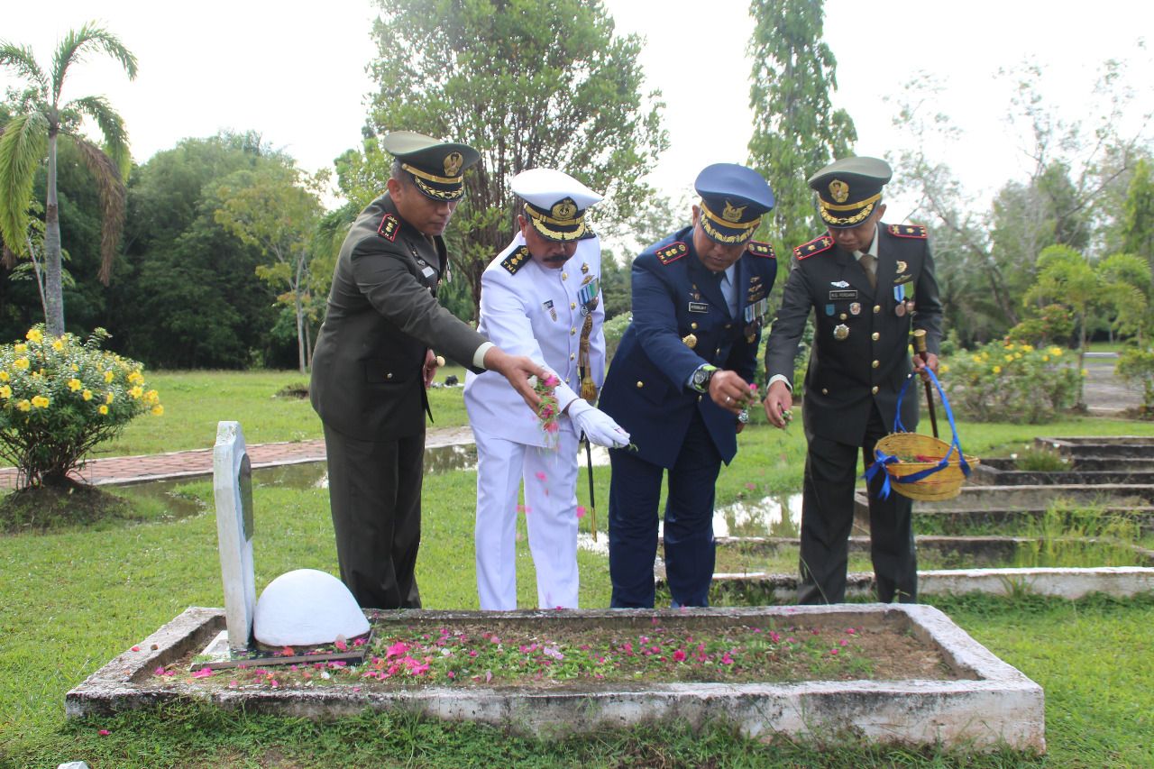 Sambut HUT TNI Ke-77 Lanal Dumai Laksanakan Ziarah Di TMP Kusuma Dharma Pekanbaru dan TMP Damai Sentosa Dumai