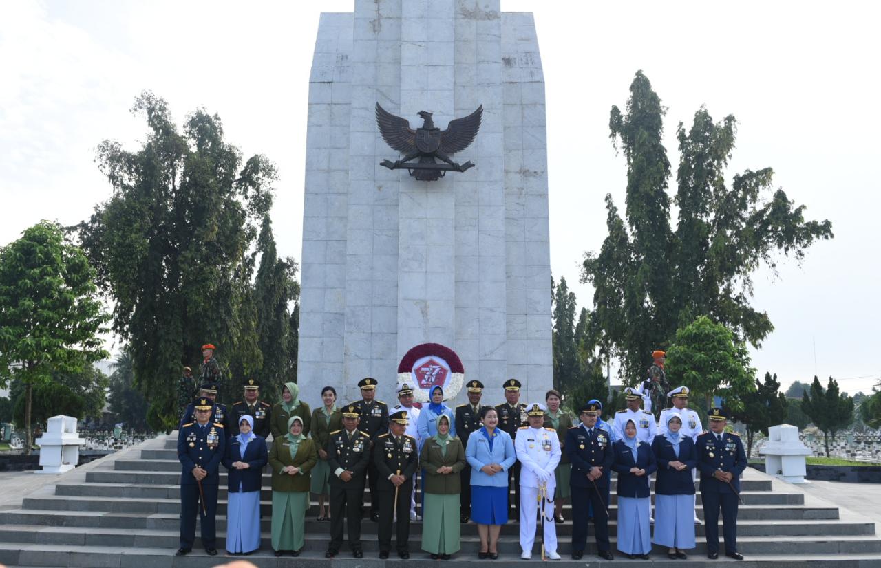 Komandan Lantamal I Hadiri Ziarah Nasional Dalam Rangka HUT TNI Ke-77 Tahun 2022 Di TMP Bukit Barisan