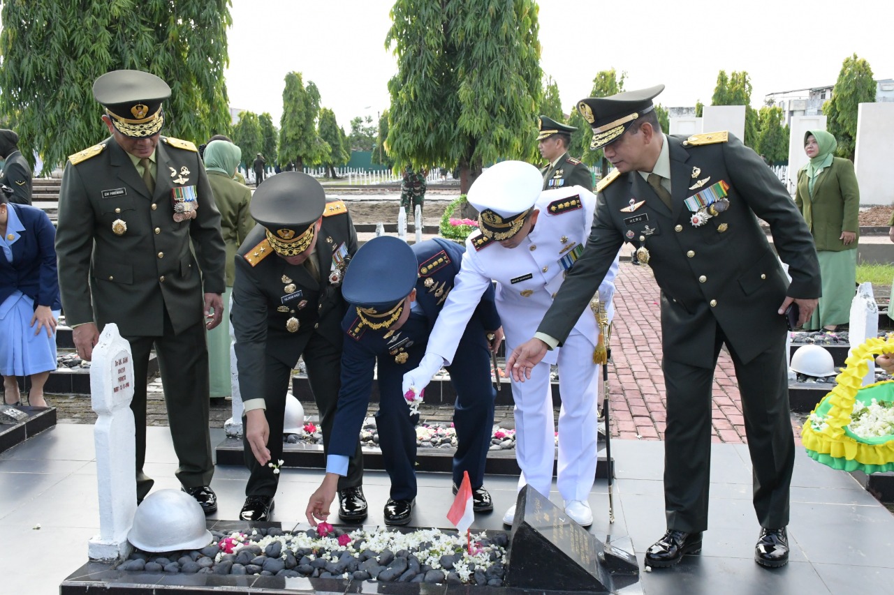 Danlanal Palembang Hadiri Ziarah Nasional Di TMP Ksatria Ksetra Siguntang Dalam Rangka HUT TNI Ke-77 Tahun 2022