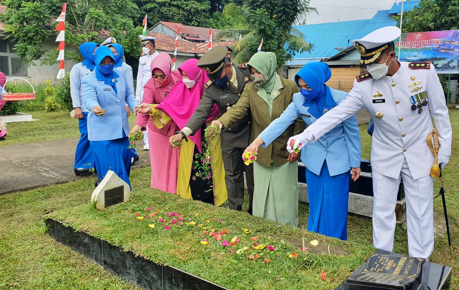 Komandan Lanal Simeulue Sebagai Irup Ziarah Nasional dan Tabur Bunga HUT Ke-77 TNI Tahun 2022 di Taman Makam Bahagia