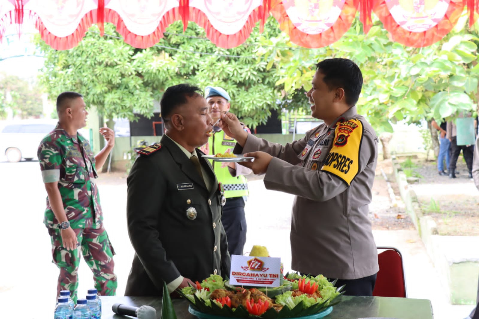 Kapolres Tebo Akbp Fitria Mega  Mpsi.Psi Yang Di Wakili Oleh Wakalpolres tebo Memberikan ucapan Ulang Tahun TNI Yang Ke 77