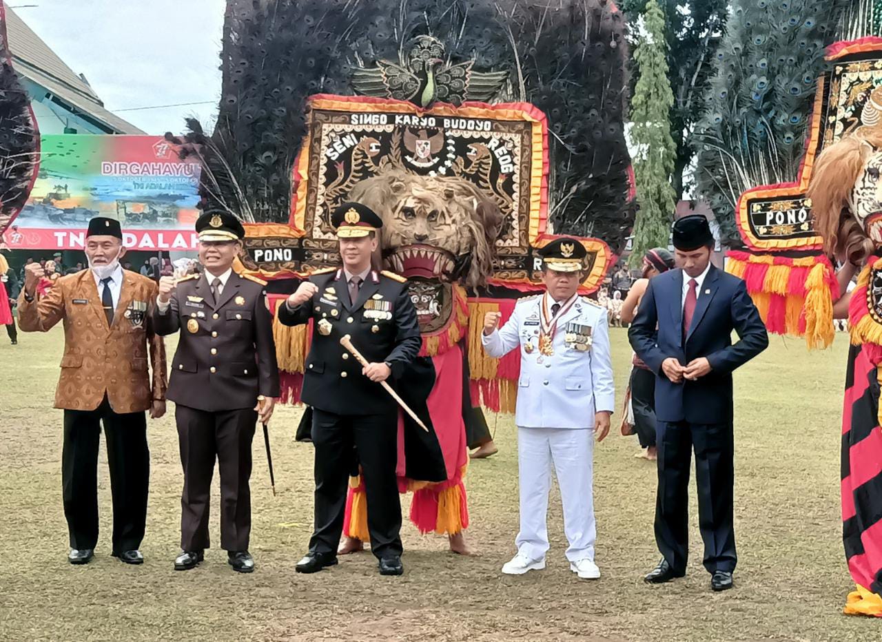 Kapolda Jambi Irjen Pol. A. Rachmad Wibowo menghadiri Upacara Peringatan HUT TNI Ke-77