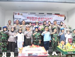 Komandan Lanal Bandung Menerima Kunjungan Karo SDM Polda Jawa Barat Untuk Memberi Suprise Dalam Rangka HUT ke-77 TNI