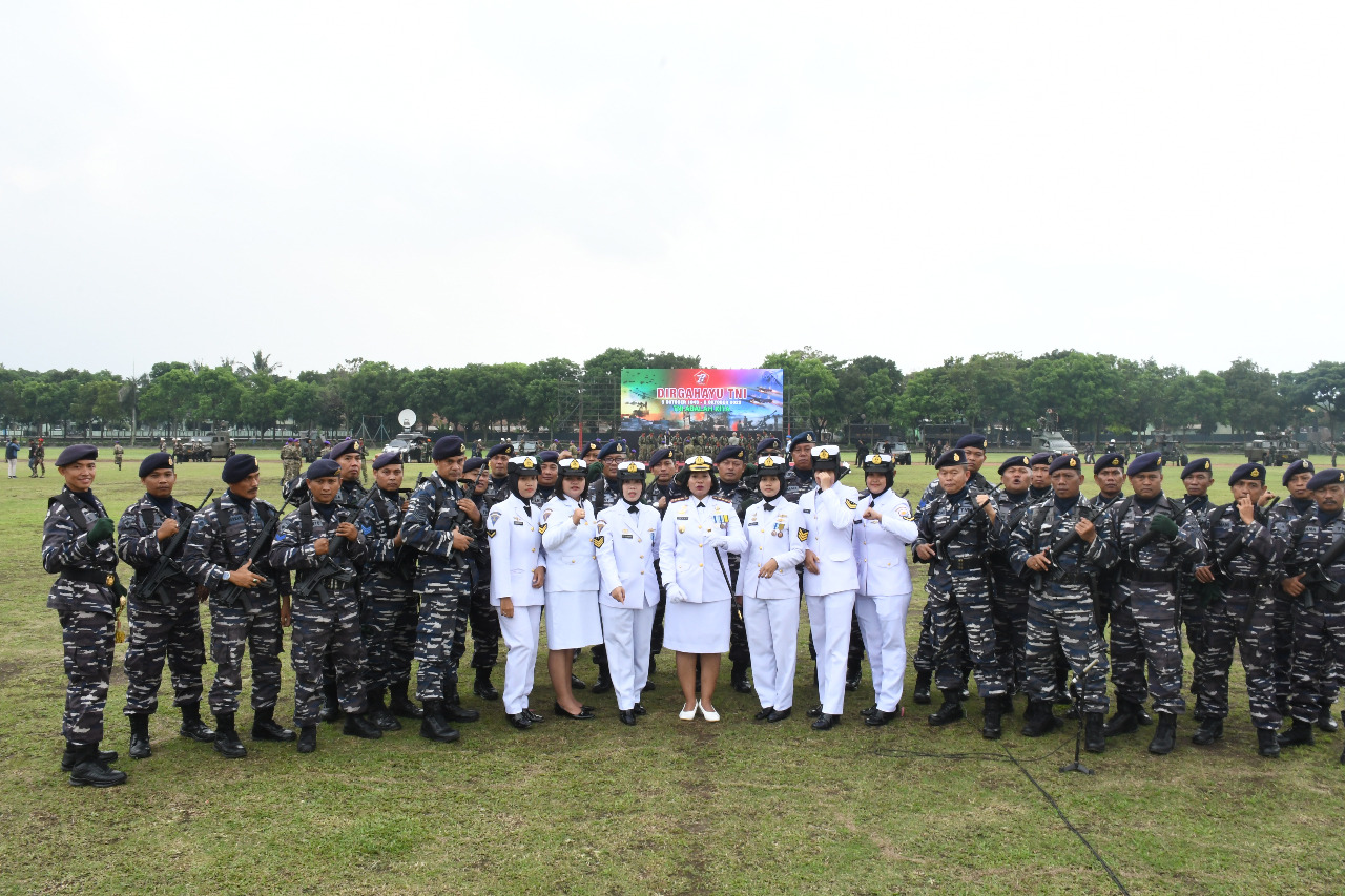 Komandan Beserta Prajurit Lanal Bandung Ikuti Upacara Peringatan HUT Ke-77 TNI Tahun 2022 Tingkat Provinsi Jawa Barat