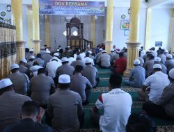 Polres  Aceh Timur Gelar Do’a Bersama Untuk Korban Tragedi  Derby Jawa Timur Di Stadion Kanjuruhan Malang  ACEH TIMUR- Polres Aceh Timur Polda Aceh, pada hari Kamis, (06/10/2022) pagi dan bertempat di Mesjid Babuttaqwa Polres Aceh Timur menggelar do’a bersama Untuk Korban Tragedi  Derby Jawa Timur Di Stadion Kanjuruhan Malang .  Diikuti oleh unsur Forkopimda, Pengadilan Negeri Idi (diwakili oleh  Raden Budiawan S.H) dan kejakasaan Aceh Timur , KONI, PSSI Aceh Timur, tokoh sepakbola,Tokoh Agama serta Tokoh Masyarakat. Do’a bersama ini ditujukan untuk mendoakan para Korban Tragedi  Derby Jawa Timur Di Stadion Kanjuruhan Malang, Jawa Timur.  Kapolres Aceh Timur AKBP Andy Rahmansyah, S.I.K. dalam sambutannya menyebutkan, do’a bersama ini juga ditujukan kepada ulama kharismatik Aceh Tgk. H. Muhammad Amin Bin H. Mahmud (Abu Tumin Blang Blahdeh) yang telah berpulang kerahmatullah beberapa waktu lalu.  “Diharapkan kejadian di Stadion Kanjuruhan Malang tidak terjadi ditempat lain dan tidak terulang kembali, oleh karena itu mari kita doakan agar korban diterima disisi Allah SWT dan kepada keluarga yang ditinggalkan diberikan ketabahan,” ujar Kapolres.  Disamping itu Kapolres juga mengatakan, dari kejadian tersebut bisa menjadikan pembelajaran kita semua, sebagai evaluasi semua pihak yang terlibat dalam kegiatan sepakbola. Baik dari pihak penyelenggara, pihak keamanan termasuk para suporter.  “Kita berharap adanya sinergitas dari berbagai aspek dan mendukung event sepakbola. Mari bahu membahu untuk terciptanya situasi yang kondusif,” kata Kapolres Timur AKBP Andy Rahmansyah, S.I.K.(Hs)