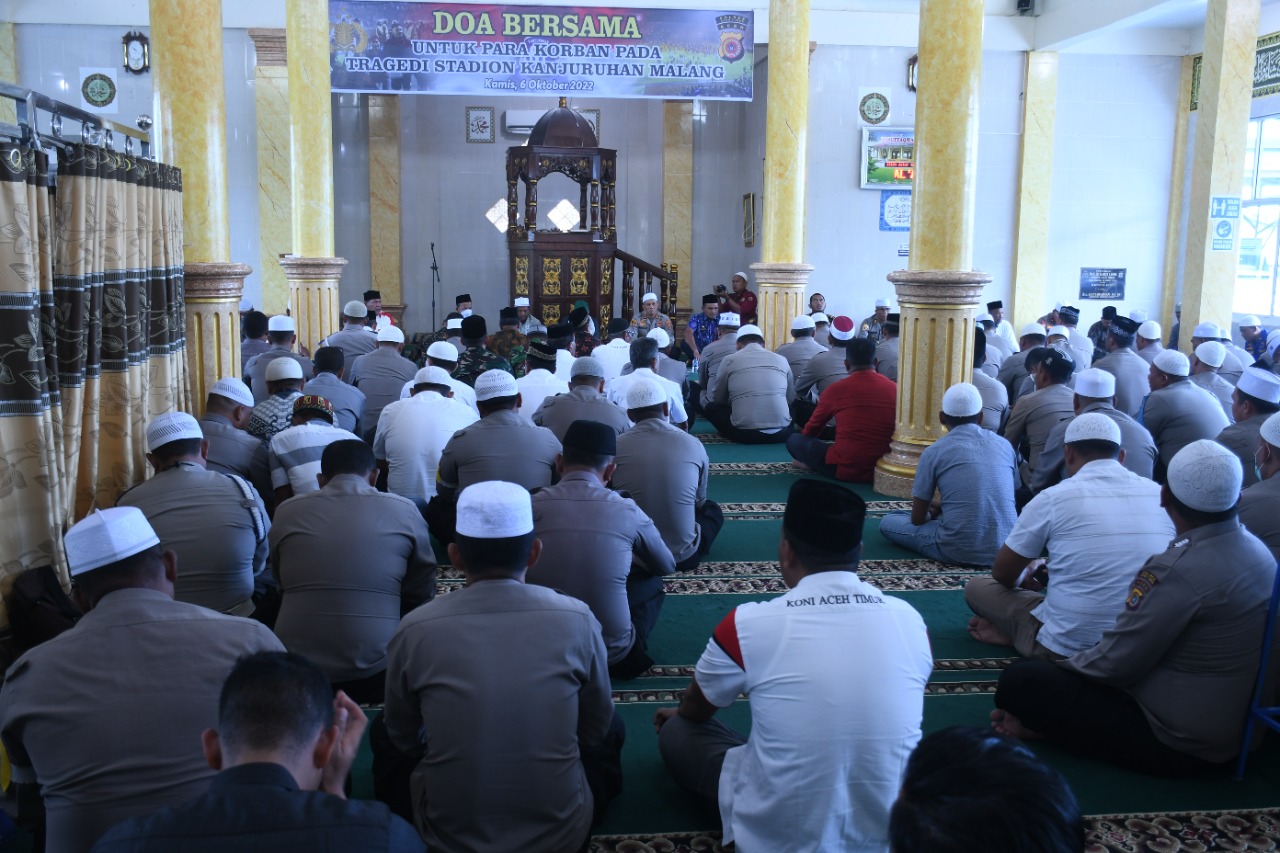 Polres  Aceh Timur Gelar Do’a Bersama Untuk Korban Tragedi  Derby Jawa Timur Di Stadion Kanjuruhan Malang  ACEH TIMUR- Polres Aceh Timur Polda Aceh, pada hari Kamis, (06/10/2022) pagi dan bertempat di Mesjid Babuttaqwa Polres Aceh Timur menggelar do’a bersama Untuk Korban Tragedi  Derby Jawa Timur Di Stadion Kanjuruhan Malang .  Diikuti oleh unsur Forkopimda, Pengadilan Negeri Idi (diwakili oleh  Raden Budiawan S.H) dan kejakasaan Aceh Timur , KONI, PSSI Aceh Timur, tokoh sepakbola,Tokoh Agama serta Tokoh Masyarakat. Do’a bersama ini ditujukan untuk mendoakan para Korban Tragedi  Derby Jawa Timur Di Stadion Kanjuruhan Malang, Jawa Timur.  Kapolres Aceh Timur AKBP Andy Rahmansyah, S.I.K. dalam sambutannya menyebutkan, do’a bersama ini juga ditujukan kepada ulama kharismatik Aceh Tgk. H. Muhammad Amin Bin H. Mahmud (Abu Tumin Blang Blahdeh) yang telah berpulang kerahmatullah beberapa waktu lalu.  “Diharapkan kejadian di Stadion Kanjuruhan Malang tidak terjadi ditempat lain dan tidak terulang kembali, oleh karena itu mari kita doakan agar korban diterima disisi Allah SWT dan kepada keluarga yang ditinggalkan diberikan ketabahan,” ujar Kapolres.  Disamping itu Kapolres juga mengatakan, dari kejadian tersebut bisa menjadikan pembelajaran kita semua, sebagai evaluasi semua pihak yang terlibat dalam kegiatan sepakbola. Baik dari pihak penyelenggara, pihak keamanan termasuk para suporter.  “Kita berharap adanya sinergitas dari berbagai aspek dan mendukung event sepakbola. Mari bahu membahu untuk terciptanya situasi yang kondusif,” kata Kapolres Timur AKBP Andy Rahmansyah, S.I.K.(Hs)