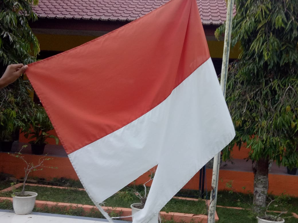 Aceh Timur- Terkait bendera Merah Putih yang diduga dibiarkan sobek begitu lama di SMP 2 Indra Makmu, aktivis LEKAAT(Lembaga Komunikasi dan Advokasi Aceh Timur) , T.Baharuddin alias Kopral mengecam keras kepala sekolah tersebut. Ia mengatakan bahwa bendera merah putih saja berani ia abaikan apalagi hal lainnya.  ” Sebagai pendidik apalagi ia sebagai pimpinan disekolah tersebut seharusnya ia menunjukkan sikap empati yang lebih tinggi terhadap lingkungannya. Apa lagi menyangkut dengan bendera merah putih itu sangat sensitif. Saya sangat kecewa dan mengecam keras terhadap kepala sekolah tersebut  Saya berharap agar ibu kepala ini dipanggil oleh pihak TNI-Polri untuk mempertanyakan sikap wawasan kebangsaannya. Bila perlu harus diuji pemahaman Pancasila dengan Lima Silanya  dan juga menyanyikan lagu Indonesia Raya. Siapa tahu dia tidak dapat memaparkan pemahaman yang berkaitan dengan wawasan kebangsaan. Ini patut diduga lho…” Jelas Kopral kepada media ini Jum’at 7 Oktober 2022.  Ia juga menjelaskan bahwa berkaitan dengan bendera ini adalah hal paling sakral bagi bangsa Indonesia. Dalam hal olah raga tingkat internasional saja semua atlit berlomba lomba agar bendera negaranya berkibar dengan merebut medali emas. Saat benderanya berkibar, atlitnya meneteskan air mata haru karena berhasil mengibarkan bendera pusakanya. Begitulah bangga dengan bendera negaranya masing-masing.   ” Begitu bangga dengan benderanya, bendera itu adalah simbol yang maknanya sangat universal. Bisa berarti sebagai semangat nasionalis bangsa, bisa berarti semangat perjuangan, bisa berarti semangat cinta tanah air, bisa berarti semangat entitas negara dan bisa berarti juga sebagai pengingat sejarah masa lampau. Jadi bendera kita ini memiliki makna cukup besar bagi bangsa dan negara. Siapa saja yang tidak empati dengan bendera merah putih yaitu bendera bangsa yang kita cintai ini, bendera yang susah payah diperjuangkan oleh para pahlawan terdahulu kita , maka harus diambil tindakan tegas. Karena patut diduga meragukan semangat cinta tanah airnya. Konon ianya seorang pegawai negeri yang menerima kesejahteraan dari negara Republik Indonesia. Jelas Kopral.