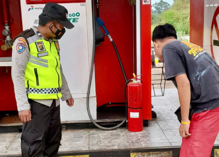 Jajaran Bhabinkamtibmas Polres Sarolangun Melakukan Pengecekan dan Monitoring Pertashop di Desa Binaannya