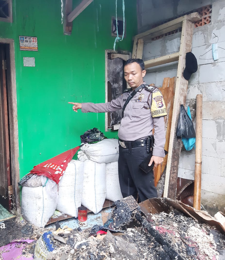 Gerak Cepat Polsek Padarincang  Polres Serang Kota Bantu Evakuasi Kebakaran Rumah