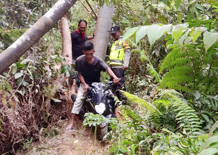 Pasca Intensitas Hujan Tinggi Kemarin, Polsek Limun Siagakan Personilnya Bantu Masyarakat Membersihkan Material Longsor hingga Himbau Waspada Pasca Banjir.