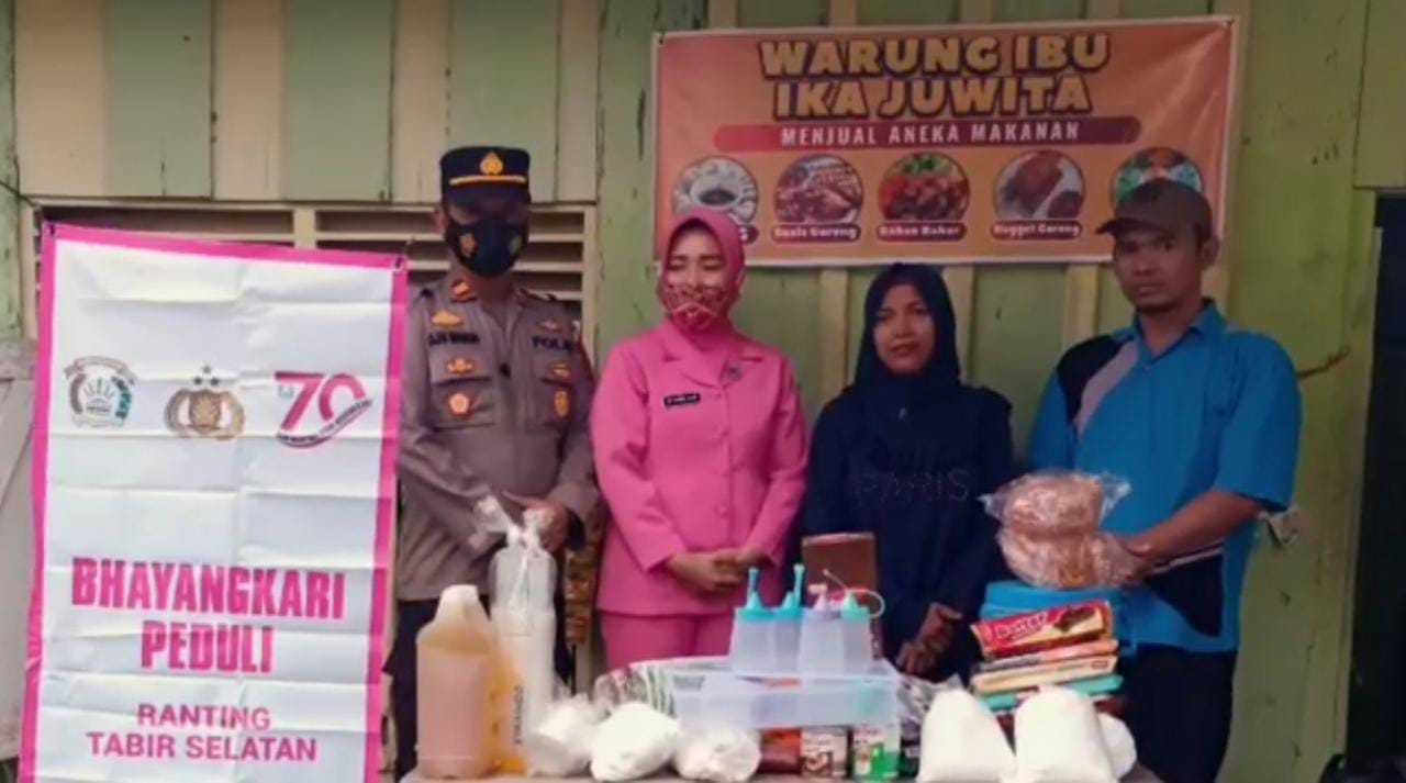 Giat Sosial Peringati Hari Kesatuan Gerak Bhayangkari, penyerahan paket sembangko dan Modal Usaha Warung Pada Warga Kurang Mampu