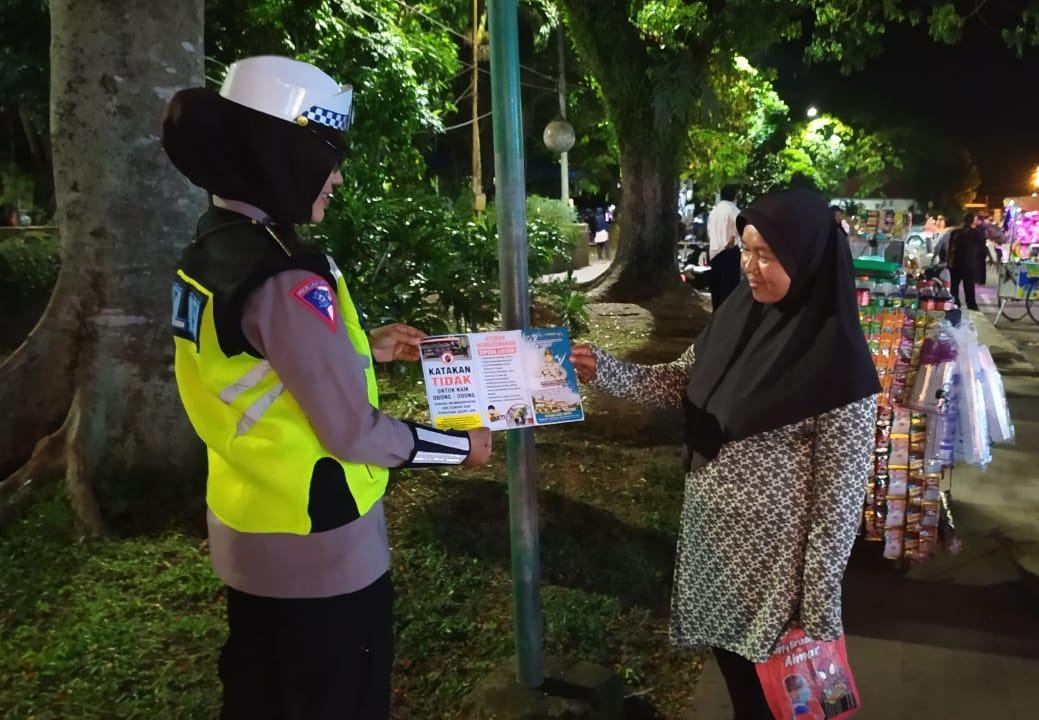 Operasi Zebra Maung 2022, Satlantas Polres Lebak Bagikan Brosur Keselamatan Kepada Warga Masyarakat