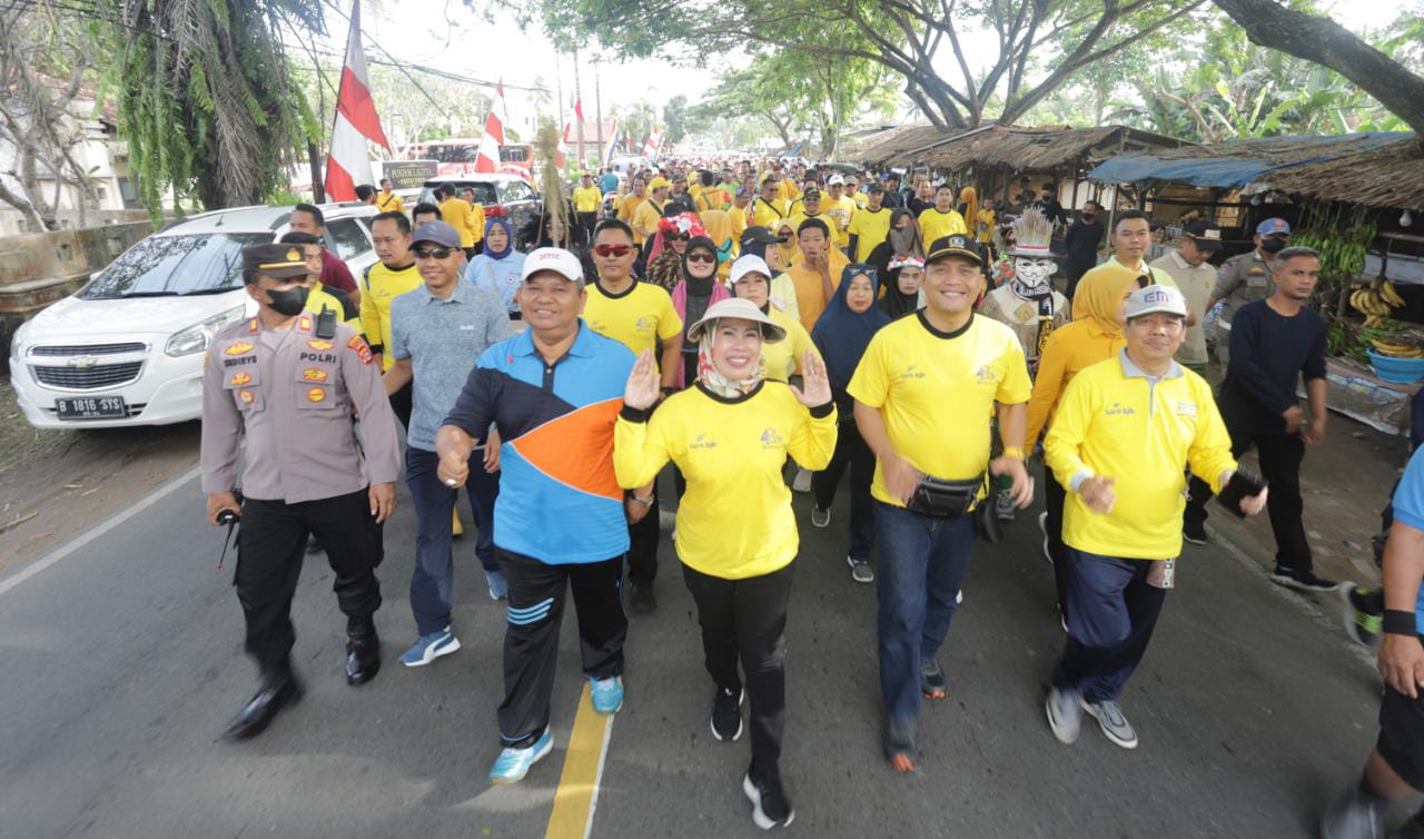 Jalan Sehat Bareng  Warga, Bupati Serang Serukan Kebersamaan