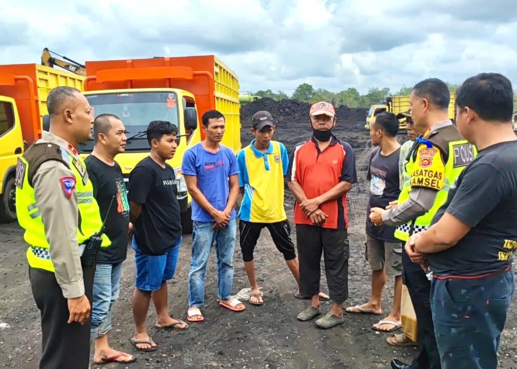 Kurangi Kemacetan dan Penumpukan Angkutan Batubara, Polres Sarolangun Himbau Tambang Stop Aktifitas Sementara Waktu.