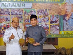 MAKAN DURIAN JATOHAN DI ABAH H. HANAFI HARGA SANGAT MURAH ENAK DAN LEGIT RASANYA