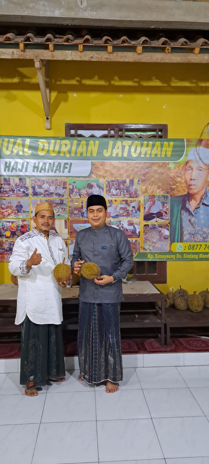 MAKAN DURIAN JATOHAN DI ABAH H. HANAFI HARGA SANGAT MURAH ENAK DAN LEGIT RASANYA