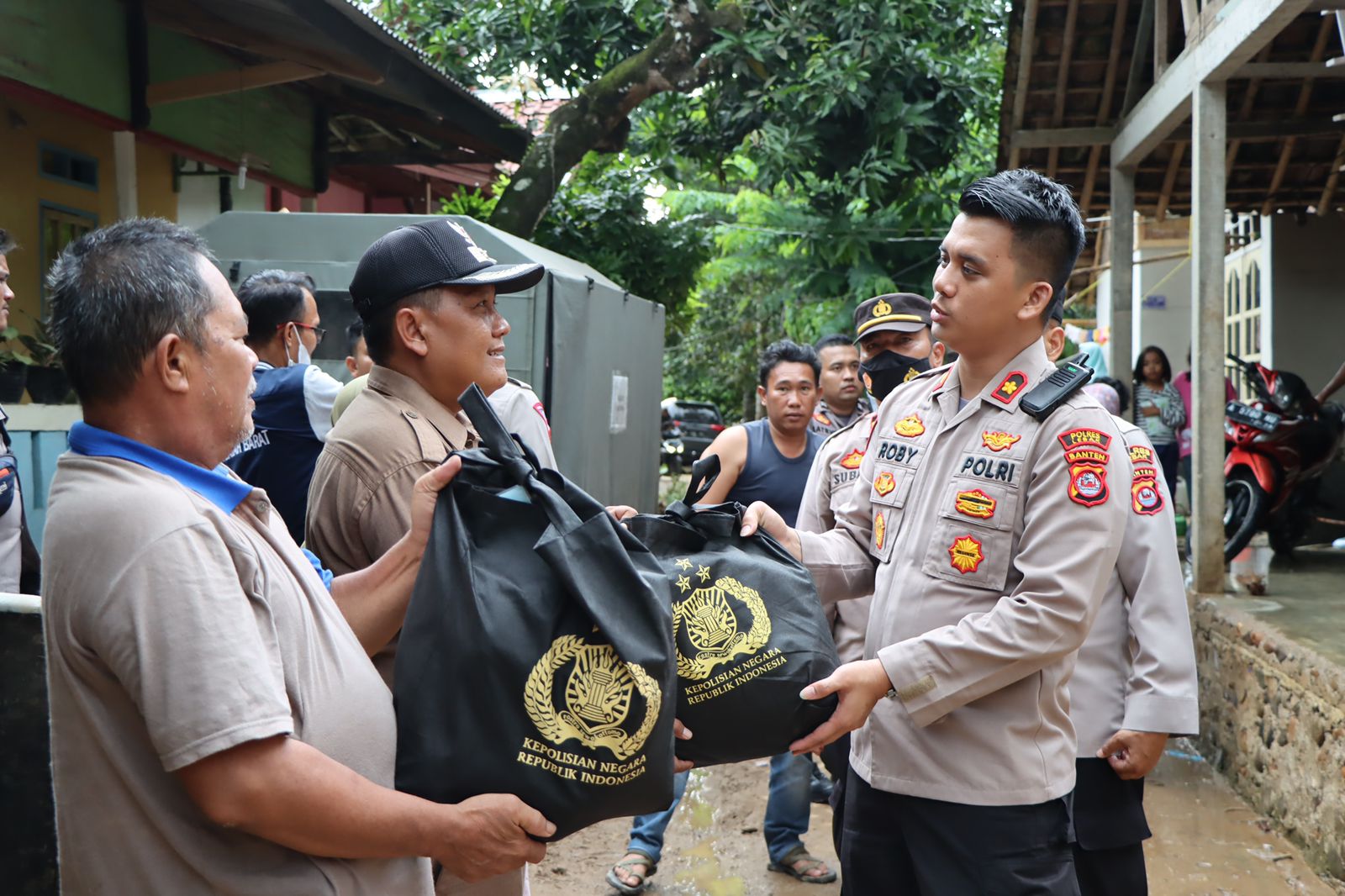 Kapolres Lebak Lepas Bantuan Kapolri Kepada Korban Bencana Banjir dan Tanah Longsor